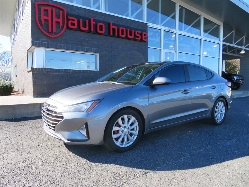 2019 Hyundai Elantra SEL's photo