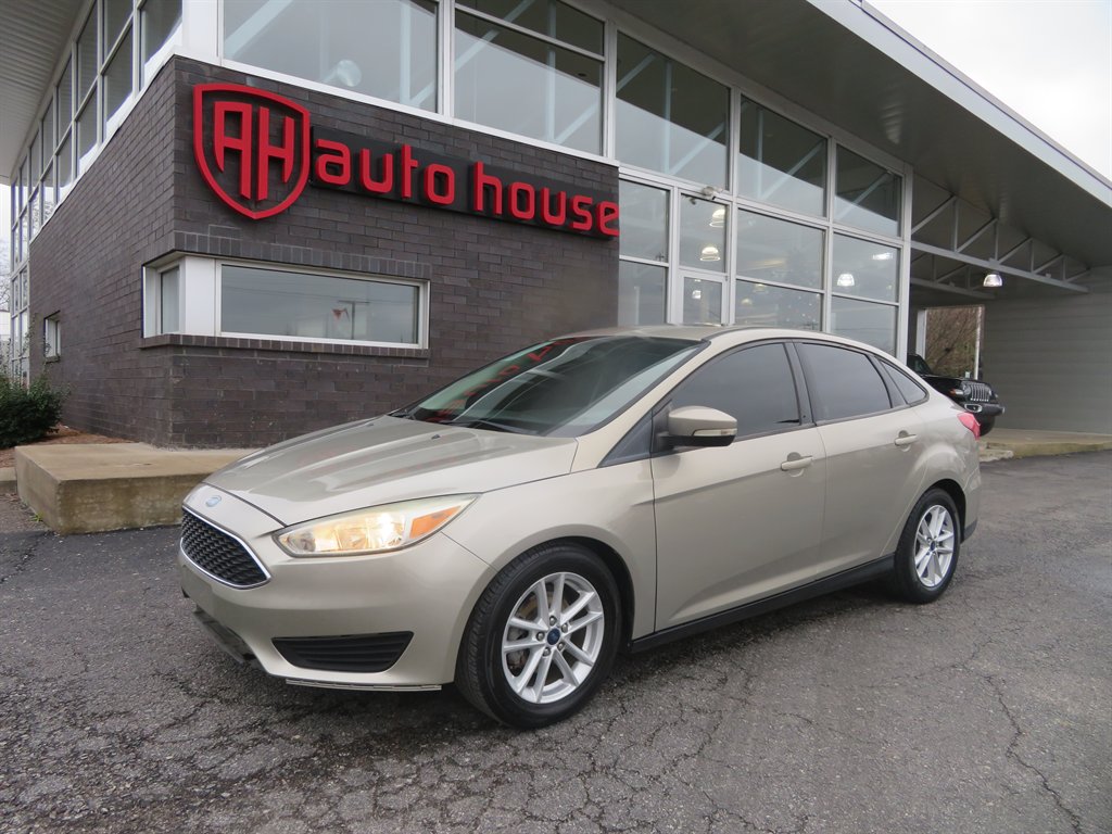 2016 Ford Focus SE's photo